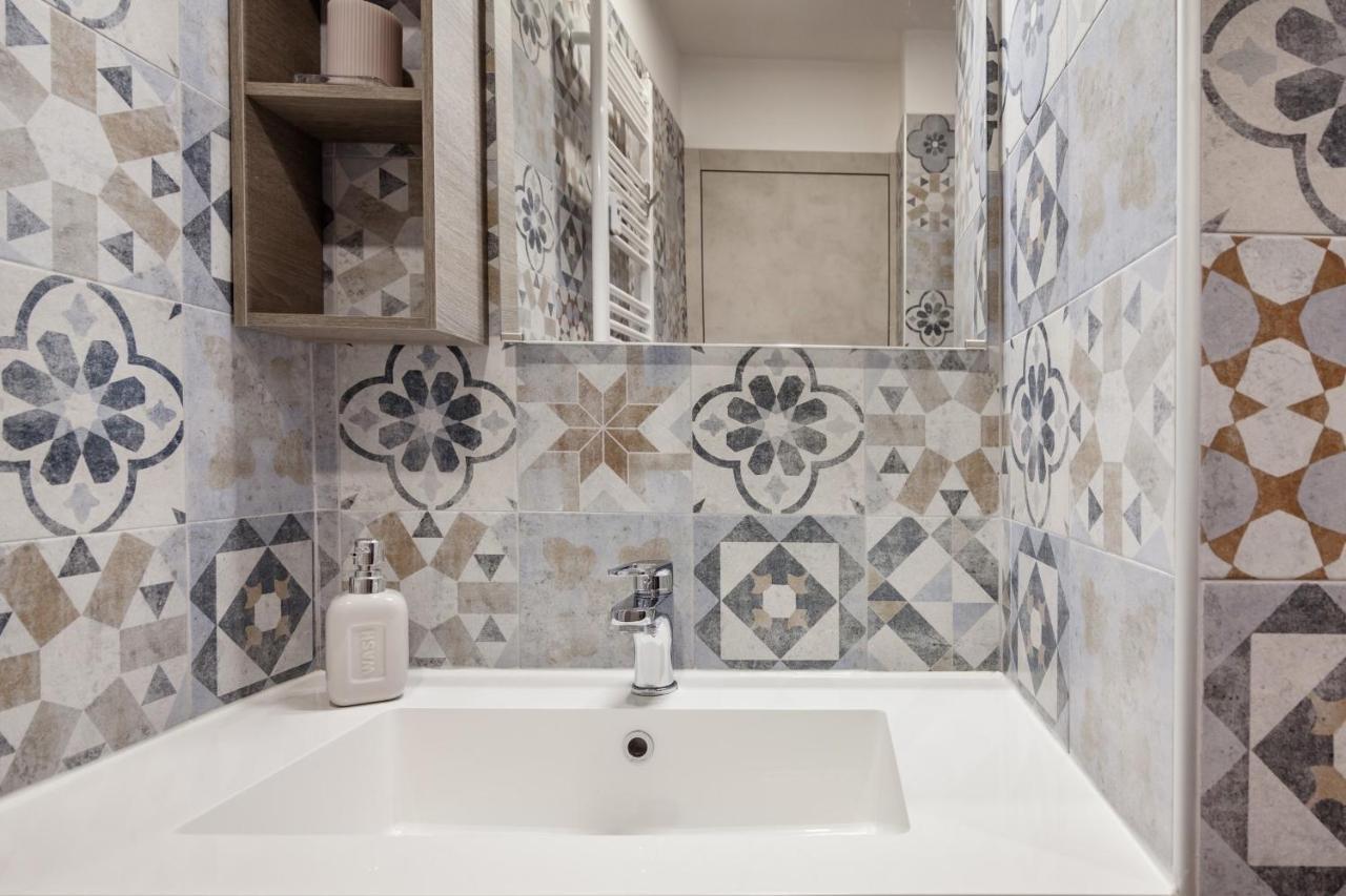Open The Classic Wooden Shutters At A Cozy City Nest Florence Extérieur photo
