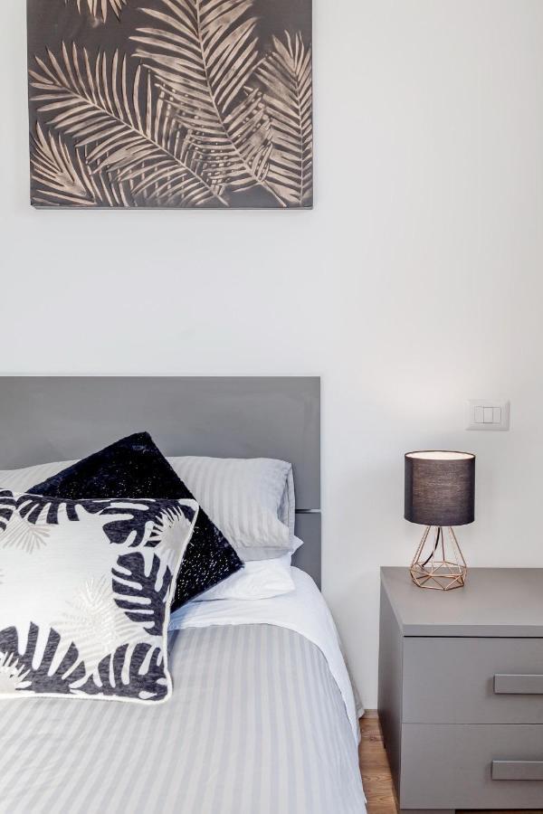 Open The Classic Wooden Shutters At A Cozy City Nest Florence Extérieur photo