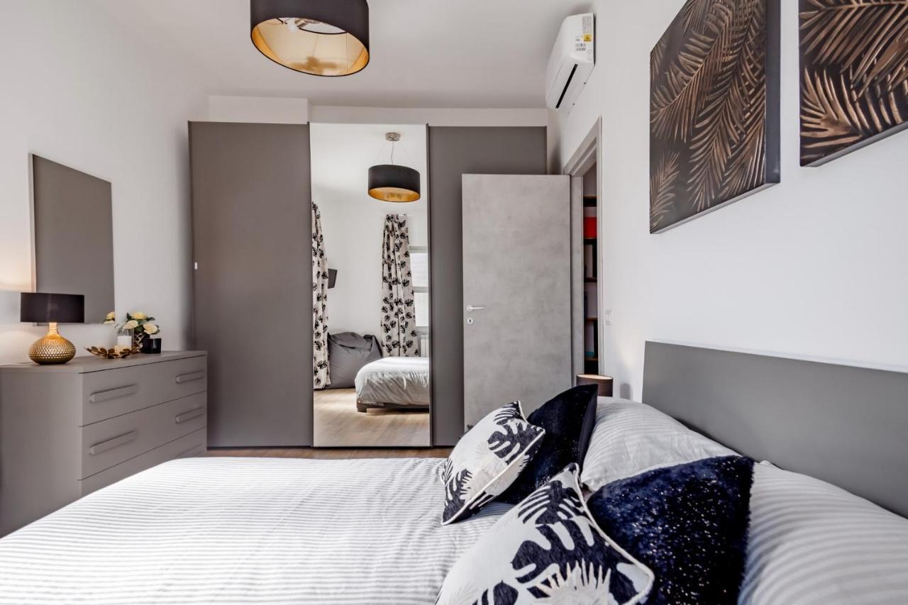 Open The Classic Wooden Shutters At A Cozy City Nest Florence Extérieur photo