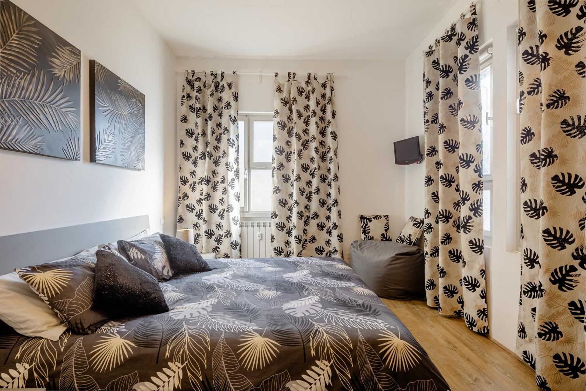Open The Classic Wooden Shutters At A Cozy City Nest Florence Extérieur photo
