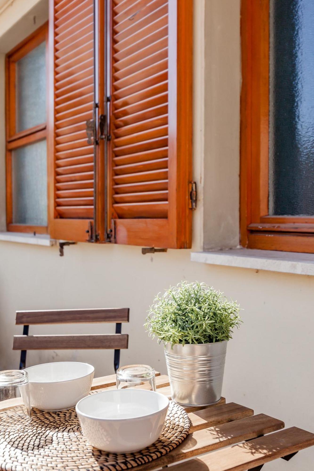 Open The Classic Wooden Shutters At A Cozy City Nest Florence Extérieur photo