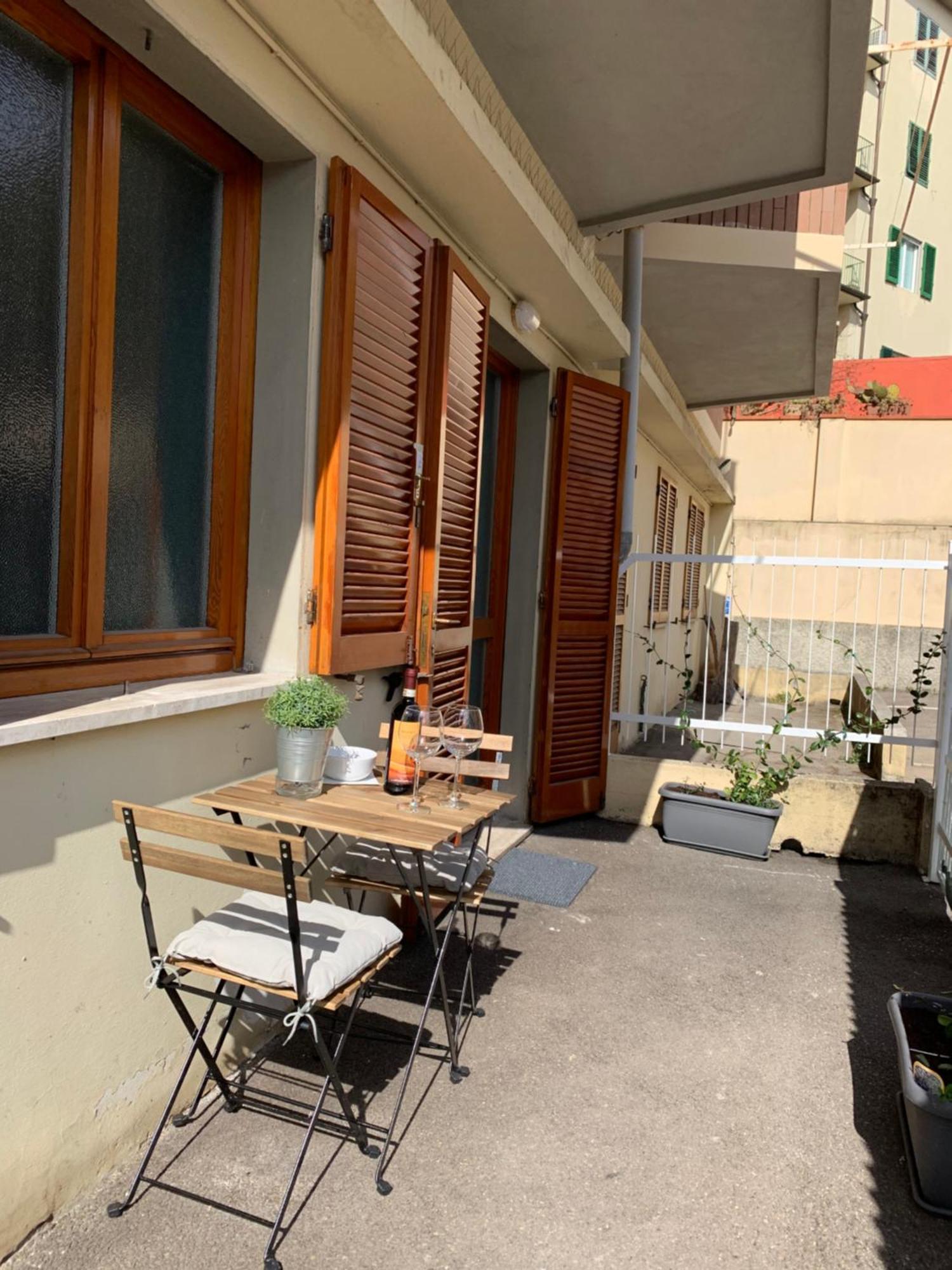 Open The Classic Wooden Shutters At A Cozy City Nest Florence Extérieur photo