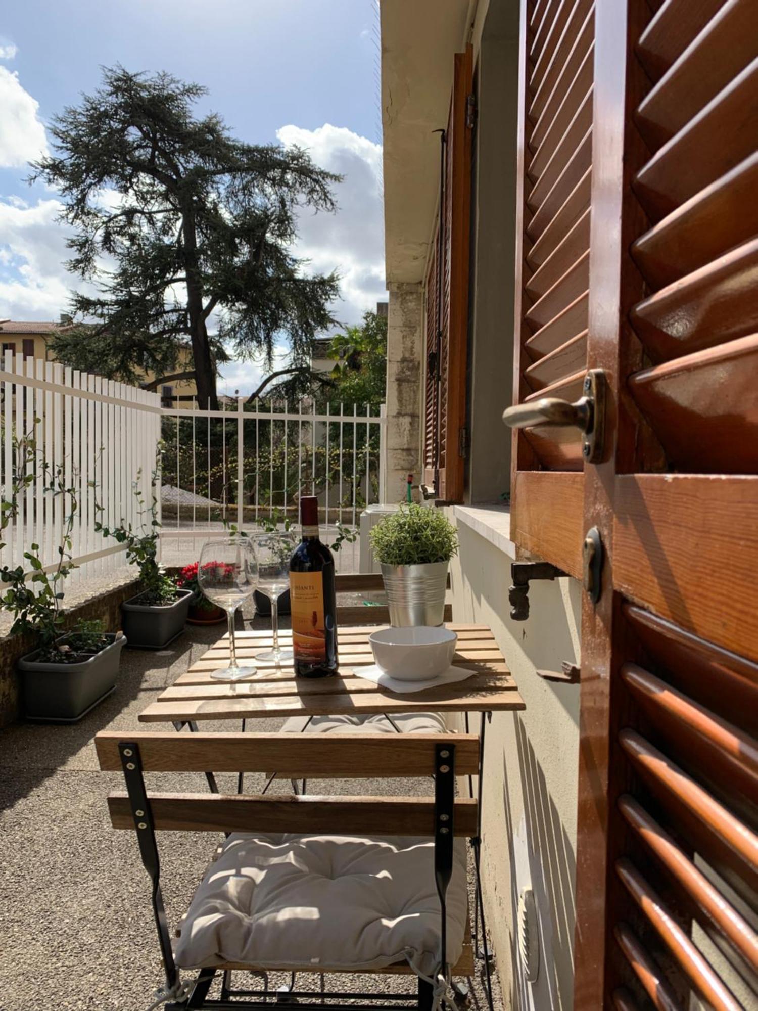 Open The Classic Wooden Shutters At A Cozy City Nest Florence Extérieur photo