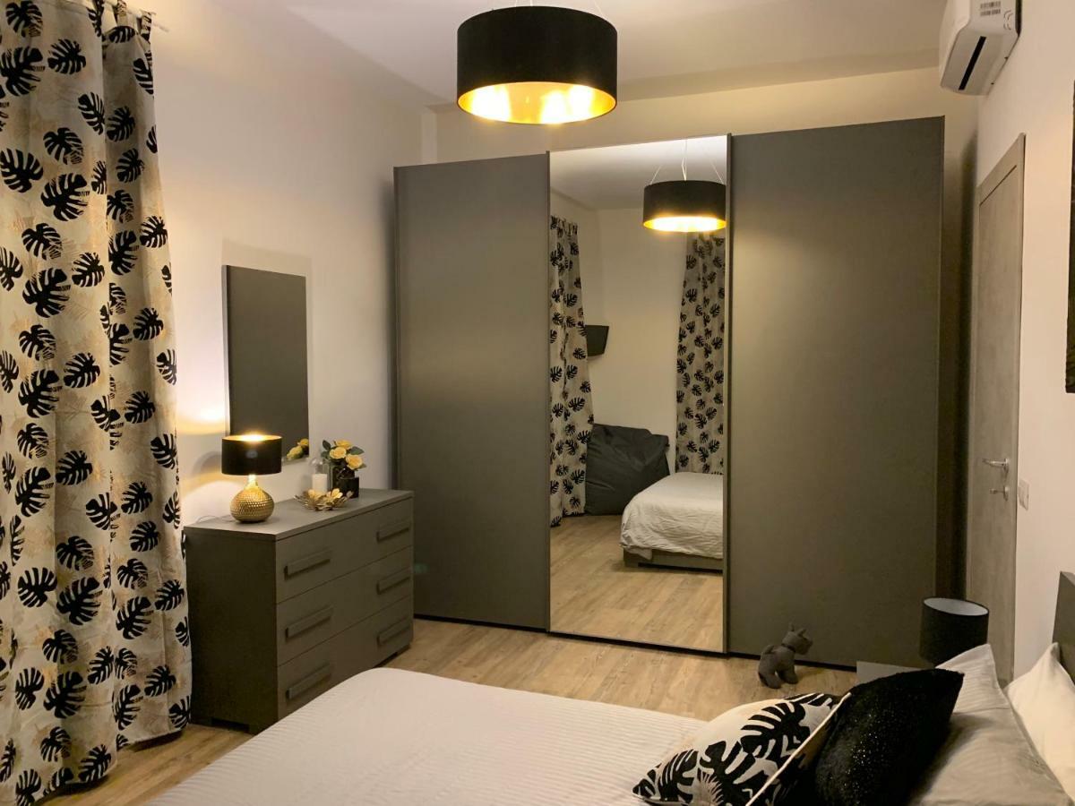 Open The Classic Wooden Shutters At A Cozy City Nest Florence Extérieur photo