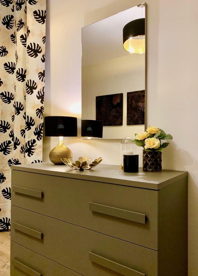 Open The Classic Wooden Shutters At A Cozy City Nest Florence Extérieur photo