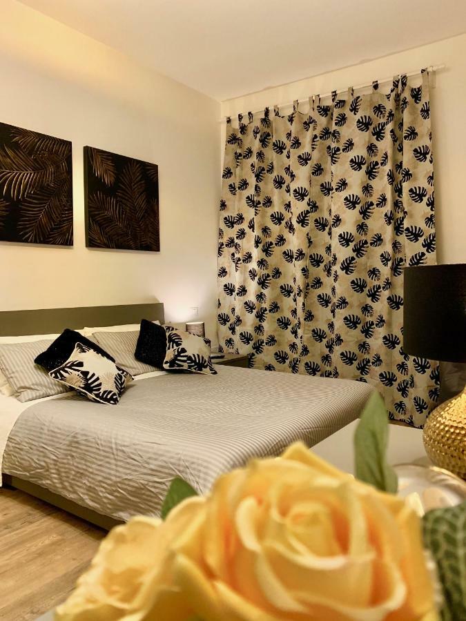 Open The Classic Wooden Shutters At A Cozy City Nest Florence Extérieur photo
