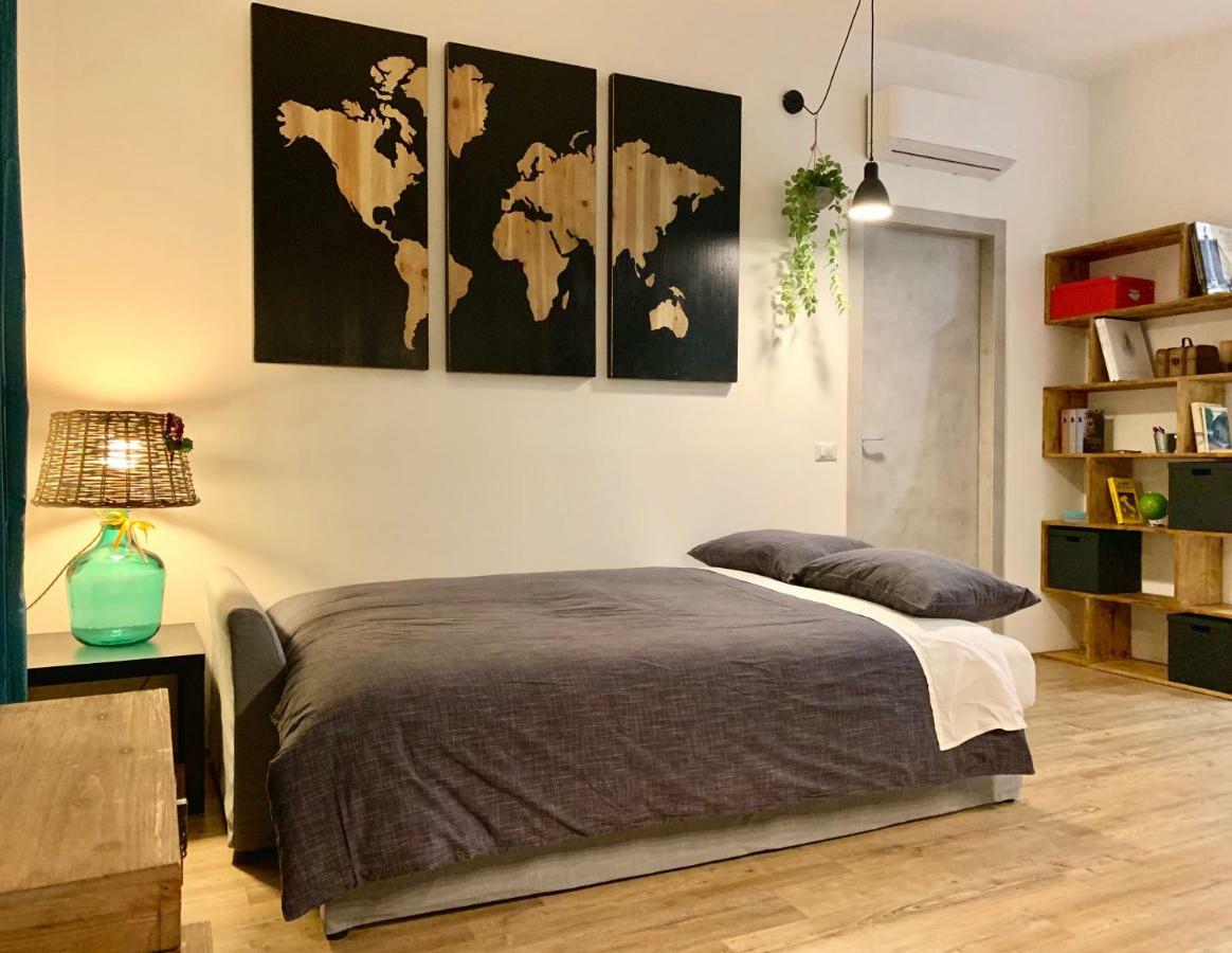Open The Classic Wooden Shutters At A Cozy City Nest Florence Extérieur photo